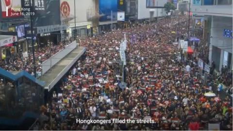 manifestanti a Hong Kong