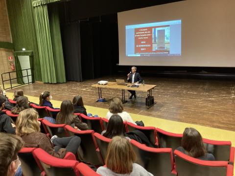 Valerio Marchi tiene una conferenza all'Auditorium Zanon sul Elio Morpurgo