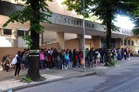 ingresso liceo Marinelli Udine con studenti